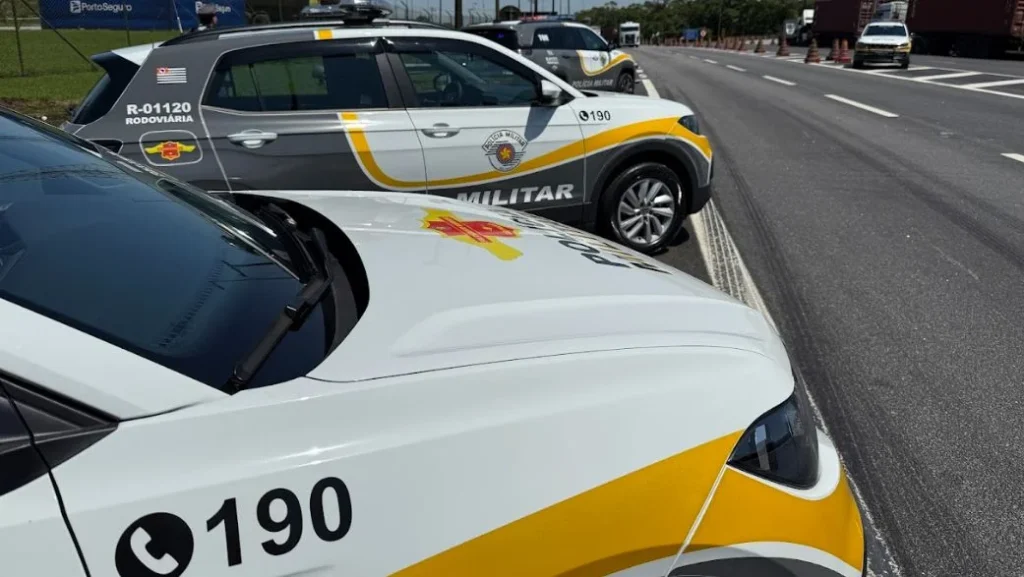 PM Rodoviária prende dupla com 14 fuzis e sete pistolas escondidos em fundo falso de carro em SP