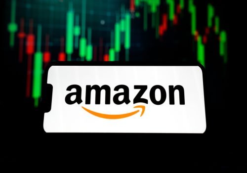 Apesar do crescimento acelerado da AWS, a companhia manteve a previsão de investir R$ 1,19 trilhão em 2026 - Imagem: Shreyas Hirlekar/Shutterstock