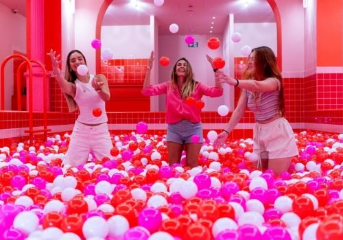 O White Rabbit — apelidada como a “Experiência imersiva sobre Barcelona” — ocupa mais de 1,2 mil metros quadrados no Boulevard Rosa, no Passeig de Gràcia 55, com dez instalações criadas por artistas locais