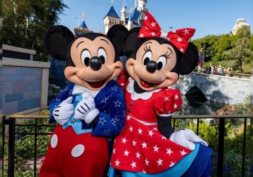 Mickey e Minnie caracterizados para o feriado