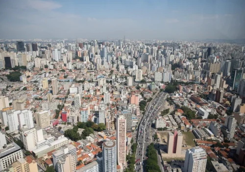 Na capital, as temperaturas ficarão na casa dos 15 e 23 graus.