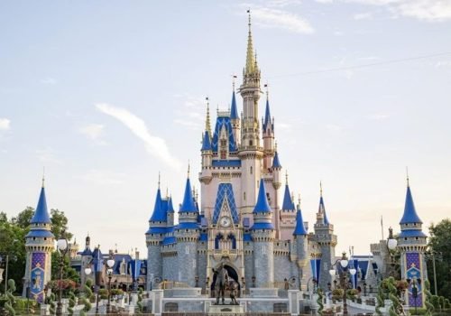 Magic Kingdom e a Disneyland são os dois parques temáticos mais visitados do mundo e atraem dezenas de milhões de visitantes anualmente
