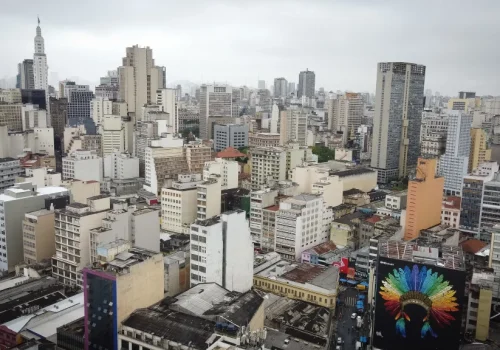 Na capital, as temperaturas ficarão na casa dos 15 e 18 graus.