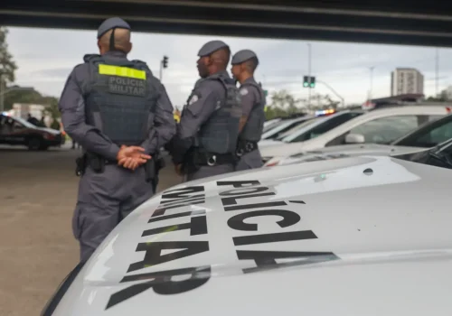 Durante a aproximação das equipes, indivíduos que estavam no imóvel tentaram fugir e foram detidos. Foto: Divulgação/Governo de SP