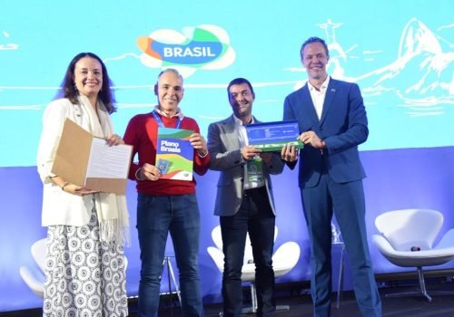 Carol Negri, do Sindepat, Sandro Fernandes, do Grupo Iter, Pablo Morbis, do Sindepat, e Bruno Reis, da Embratur