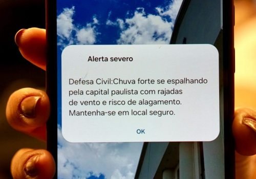 Envio do alerta é uma das etapas de um trabalho que começa antes de a chuva atingir uma região e continua durante o atendimento às ocorrências. Foto: Divulgação/Governo de SP.
