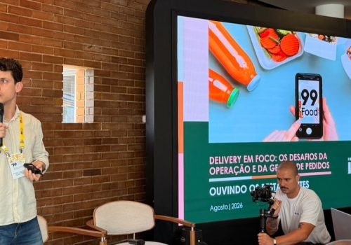 Pesquisa aponta que 78% dos restaurantes têm dificuldade para responder pedidos recebidos pelo WhatsApp. Foto:  Alice Labate/TecMundo