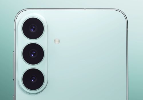 A imagem das supostas capinhas dos Galaxy S27 revela o novo design e a existência do modelo S27 Pro. Foto:  @UniverseIce/X