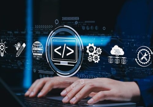 Um desenvolvedor full-stack domina tanto o front-end quanto o back-end, sendo um profissional mais versátil Foto:  Leninya Trithitiwat/Getty Images