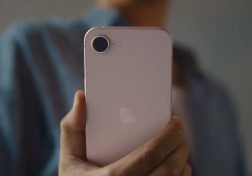 O iPhone 17e é o aparelho mais simples em especificações técnicas da última geração da marca. Foto:  Apple/Divulgação