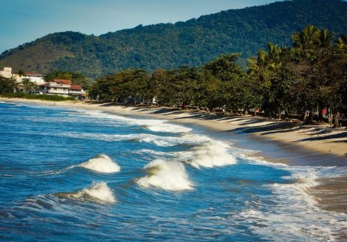 Vai à praia no feriadão? Saiba por que é melhor esperar 24 horas após chuvas fortes para entrar no mar