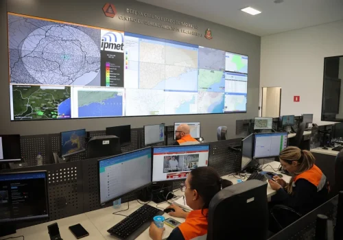 A Defesa Civil orienta a população a acompanhar os comunicados oficiais e adotar medidas preventivas durante os períodos de chuva intensa. Foto: Governo de SP