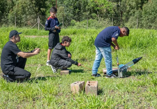 Na etapa prática, os estudantes colocam à prova os foguetes que desenvolveram com a orientação de professores. Foto: Divulgação/Governo de SP