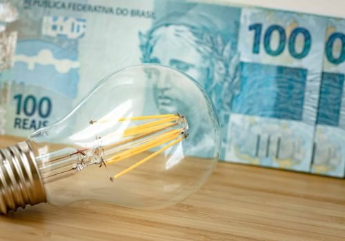 Energia vai pesar menos no bolso do consumidor - Imagem: Andrzej Rostek/iStock