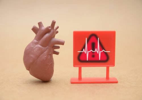 Em casos raros, vírus pode atingir o coração e provocar alterações no ritmo cardíaco - Imagem: Teacher Photo / Shutterstock