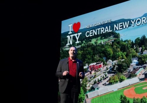 Atriz Bianca Marroquín apresenta o evento NYC Center Stage