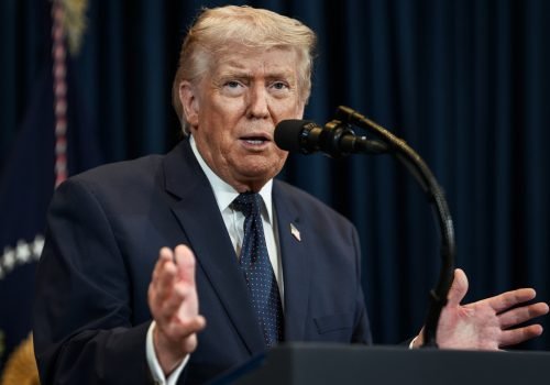 Presidente dos EUA teria ligado para Elon Musk - Imagem: Rawpixel.com/Shutterstock