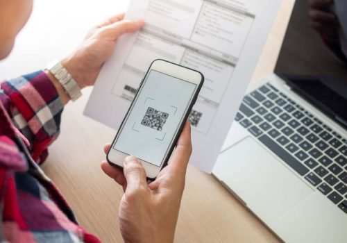 Preste atenção ao ler QR Codes - Imagem: Nuttawan Jayawan/iStock