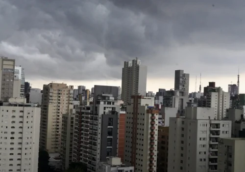 Na terça (29) e na quarta-feira (30), as temperaturas ainda permanecerão elevadas, mantendo a sensação de calor e abafamento - Foto: Divulgação/Governo de São Paulo
