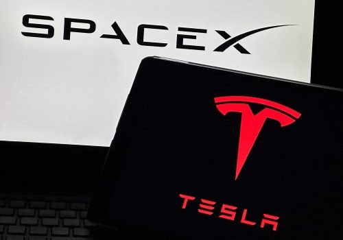 Parceria entre Tesla e SpaceX fica mais estreita, e comentários de Elon Musk elevam expectativas sobre uma futura combinação empresarial - Imagem: Paulm1993/Shutterstock