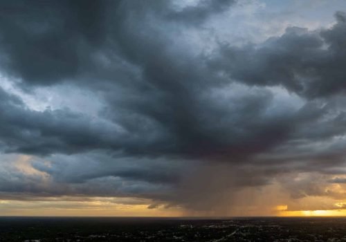 Inmet mantém avisos de perigo potencial para chuvas intensas e trovoadas em diversos estados brasileiros. - Imagem: Bilanol/iStock
